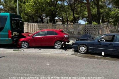 Imagen del accidente donde un vehículo colisionó con otros dos que estaban estacionados