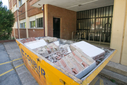 Un contenedor en la puerta del CEIP Fernando de Rojas, donde se van a renovar las ventanas este verano.