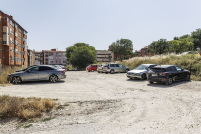 Este es el aspecto que luce el aparcamiento improvisado próximo a las calles Santa Ana y Alba de Tormes.
