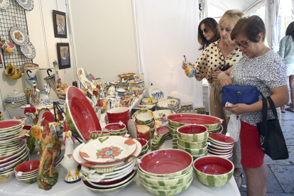 Varias mujeres observan las piezas de uno de los talleres.