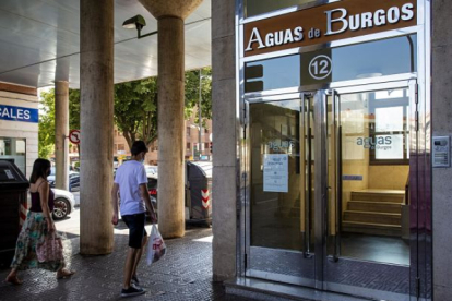 Entrada a las oficinas de Aguas de Burgos.