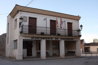 La casa consistorial del municipio, de partido judicial de Lerma y a 25 km de Burgos.