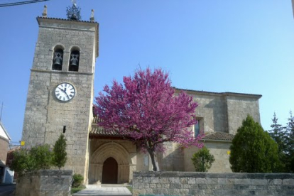 Iglesia nuestra señora de la Asunción de Villargaño en primavera