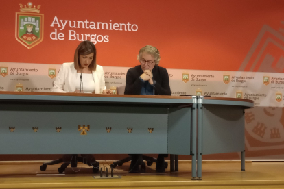 Nuria Barrio y José María Romo, concejales del PSOE, en rueda de prensa.