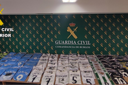 Prendas de textil incautadas por los agentes de la Guardia Civil.