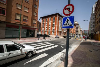 Paso de peatones elevado en la calle Madrid, a la altura del número 46.