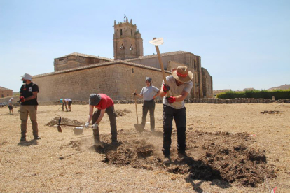 Parte de la campaña se desarrolla en el entorno de la Colegiata de Santa María la Real de Sasamón.