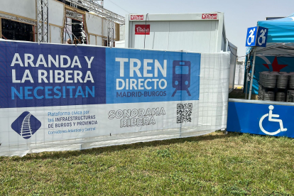 ''Photocall' en el recinto del Sonorama para defender la reapertura del Tren Directo.
