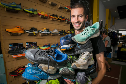 Rodrigo Alonso, de Solorunners, con algunas de las zapatillas donadas.