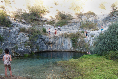 El Pozo Azul de Covanera, zona para bañistas y espeleobuceadores.