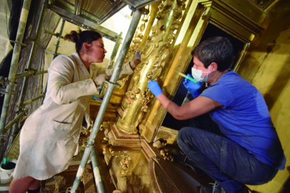 Profesionales rehabilitan el retablo de Hontoria de la Cantera.