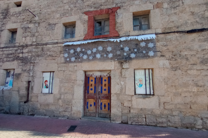 Los cuentos reviven en las fachadas de las casas de la localidad de Olmillos de Sasamón.