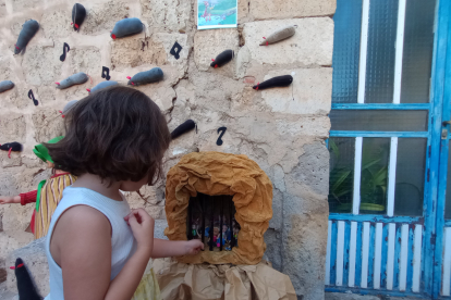 Los cuentos reviven en las fachadas de las casas de la localidad de Olmillos de Sasamón.
