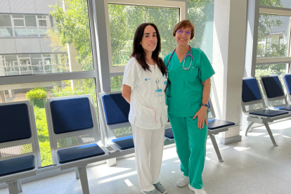 De izquierda a derecha: Leticia Moreno, Supervisora de la Unidad de Neumología y coordinadora del proyecto y la Dra. Lourdes Lázaro, responsable de la Unidad de Tabaquismo del HUBU.