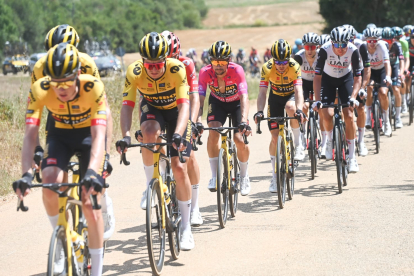El Jumbo-Visma tomó el control de la carrera para proteger al líder de la Vuelta, Primoz Roglic.