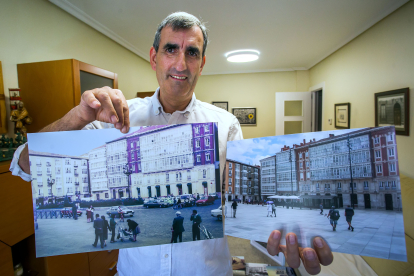 Luis Ángel muestra dos fotografías con el antes y el después de la plaza del Rey San Fernando.