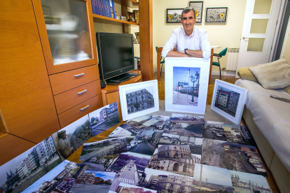 Luis Ángel muestra una parte de su colección de fotografías.