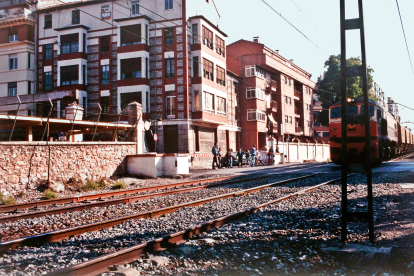 El tren a su paso por la calle Madrid en 1990.