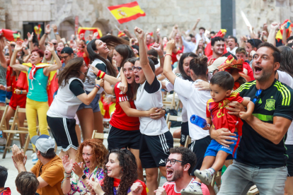 Los aficionados congregados para ver el partido en la pantalla gigante del monasterio de San Juan celebran el primer gol de España en la final del mundial de fútbol femenino.