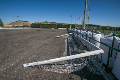 A los dos que ya lucen renovados se sumará en semanas el tercer campo con nuevo césped artificial en Pallafría.