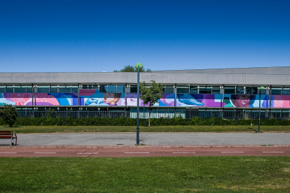 Vista completa del mural que cubre al completo un lateral del centro de salud José Luis Santamaría, en concreto la fachada que ‘mira’ al río Vena.