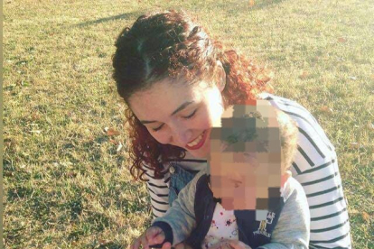 Lucía del Mazo falleció en febrero de 2018. En la foto posa con su bebé