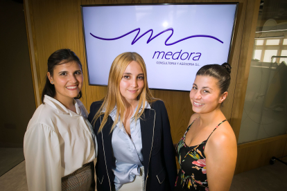 Ángela (izq.), Enara (centro) y Sandra (drcha.) en las oficinas de la Fundación Caja Burgos desde donde trabajan en su empresa