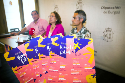 De izquierda a derecha el alcalde de Ibeas, José Ignacio Colina, la diputada de Cultura, Raquel Contreras, y el director artístico del festival, Óscar Ortiz.
