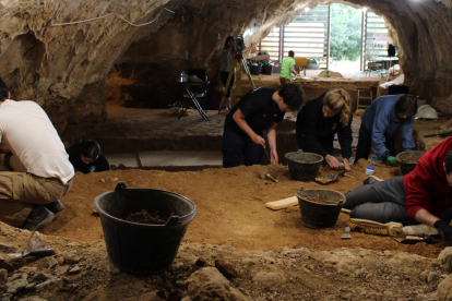 El equipo de excavación de la cueva Prado Vargas ha recuperado más de tres mil herramientas y restos de animales de la época neandertal en la campaña de 2023.