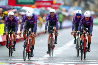 Los corredores del Burgos BH, en contrarreloj por equipos de la Vuelta a España 2023.