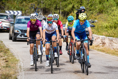 Los ocho escapados en la tercera etapa de la vuelta junior a la Ribera 2023 lograron una ventaja de casi un minuto respecto al grupo perseguidor.