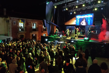 Así estaba la plaza de Castrillo de Murcia durante el concierto de Dünedain.
