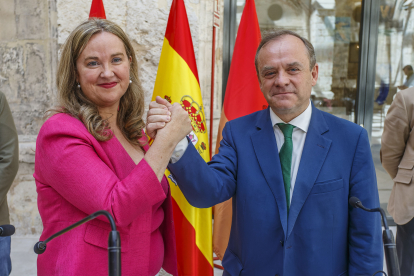 La alcaldesa, Cristina Ayala, y el vicealcalde, Fernando Martínez-Acitores, en el momento de la firma de su pacto de Gobierno.