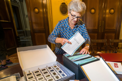María Covadonga Soto revisa el material fotográfico de su padre, cedido ya al Archivo Provincial.