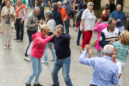 Decenas de personas disfrutan de la primera sesión de Bailes de Tarde.