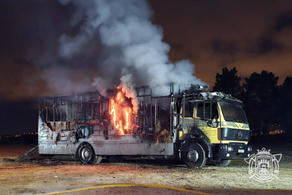 Incendio en un camión cargado de paja en el centro ecuestre Miraflores.