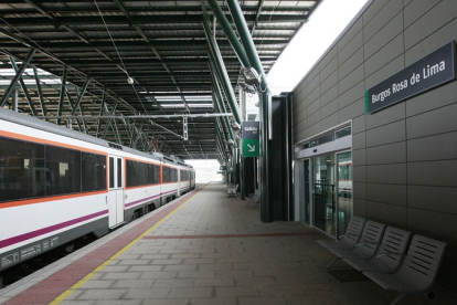 Un tren de Renfe en la estación de ferrocarril Rosa Manzano de Burgos.