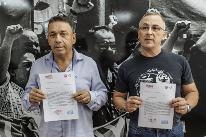 Pablo Dionisio Fraile, de UGT, y Juan Muñoz, de CCOO, muestran la carta dirigida a Cristina Ayala que registraban el miércoles.