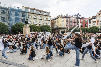Momento de la actuación de las alumnas de la Escuela Profesional de Danza en la Plaza Mayor.