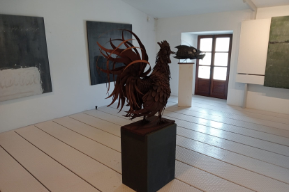 Un gallo, obra de Cristino Díez, en el Museo de Arte Contemporáneo de Sasamón.