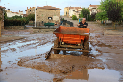 Vicente Díez, alcalde de Piérnigas, retira barro con una máquina dumper tras la última inundación.