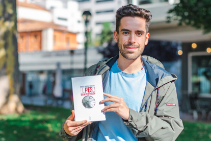 El autor burgalés Manuel Baruque, con un ejemplar de ‘El peso de la perfección’.