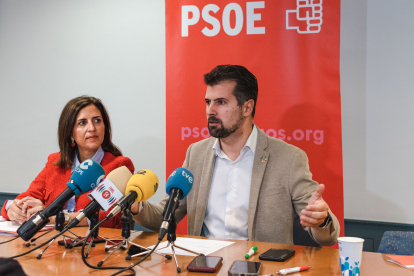 La secretaria provincial del PSOE, Esther Peña, junto al líder socialista en Castilla y León, Luis Tudanca