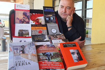 José Ignacio García y su maleta de libros.