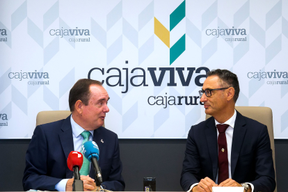 Ramón Sobremonte, director general de Cajaviva Caja Rural, y Carlos Alonso de Linaje, presidente del Colegio de Economistas