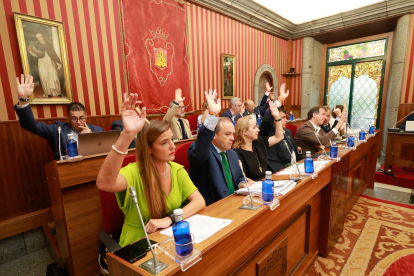 Instante de la votación en el Pleno municipal.
