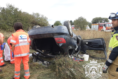 El accidente se produjo en Castañares cuando el coche se salió de la carretera y volcó.