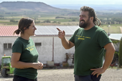 Dos de los miembros de la asociación Guzmán Renovable, Beatriz García y Diego Cabrito.