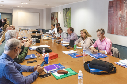 Reunión dominical de concejales de PP y Vox para definir las prioridades del nuevo presupuesto municipal de 2024.