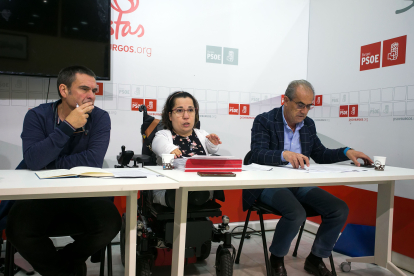 De izquierda a derecha los procuradores del PSOE por Burgos Jesús Puente, Noelia Frutos y Luis Briones.